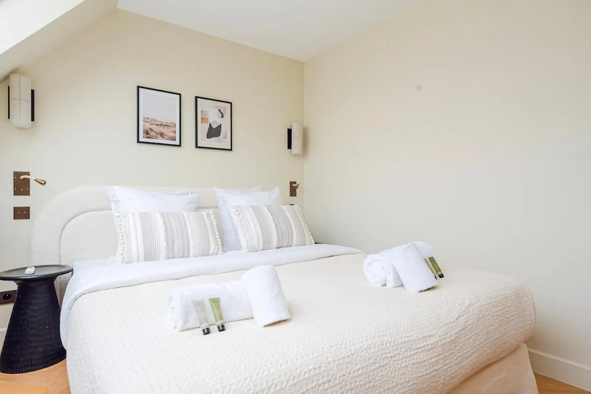 Apartament Stylish Triplex With Amazing Terrace Near Louvre Paryż