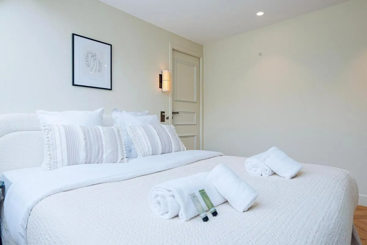 Stylish Triplex With Amazing Terrace Near Louvre Apartment Paris